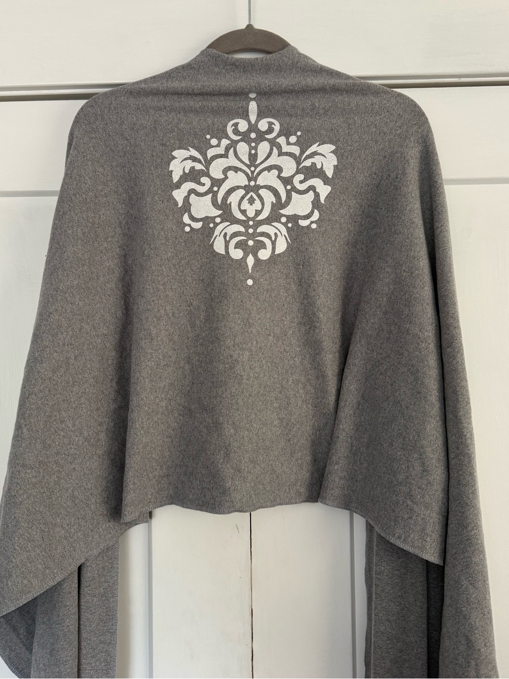 Moby Wrap: Heather gray with white detail